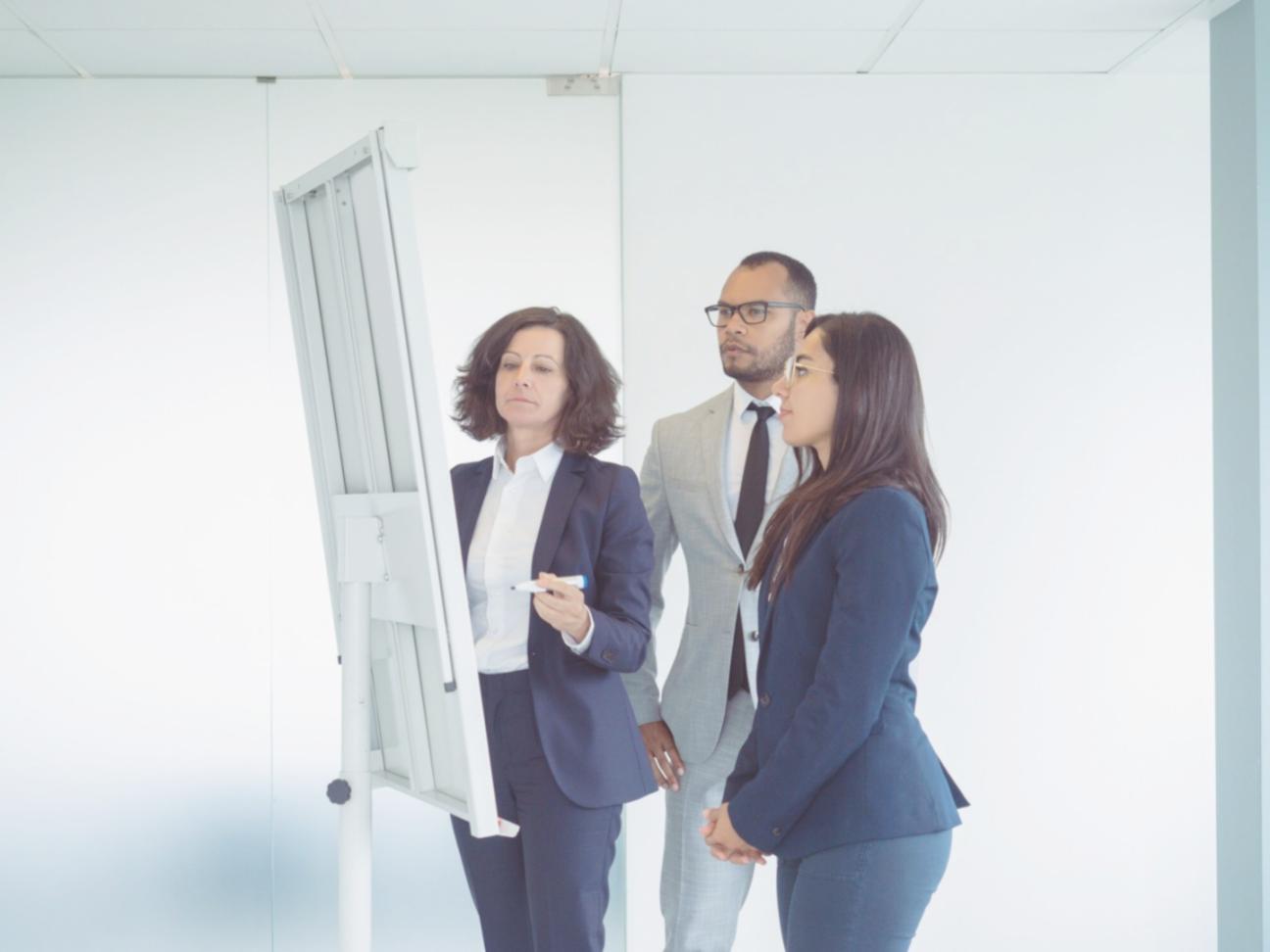Ambiente di apprendimento enecereonara con postazioni di lavoro moderne